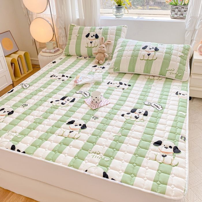 91家纺网 家纺一手货源 找家纺 萌飞2024新款全棉新疆棉花夹棉床垫加厚床褥垫被三件套印花 奶油狗-绿