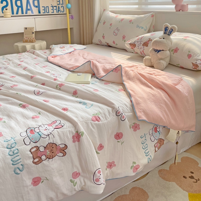 91家纺网 家纺一手货源 找家纺 海岛哥哥 2024新款水洗双层纱超柔单夏被嵌绳款 粉花兔