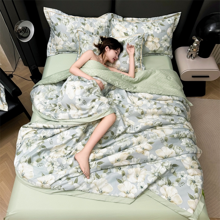 91家纺网 家纺一手货源 找家纺 满羽家纺 2024热款冰丝绸冰豆豆被夏被四件套凉感空调被 馨语浅绿