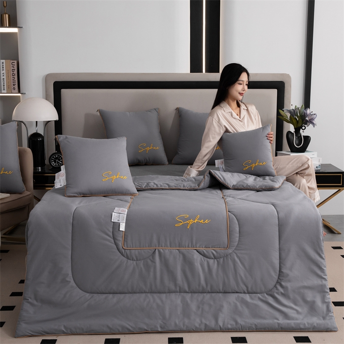 91家纺网 家纺一手货源 找家纺 照世家纺 2024新款时尚简约抗菌棉抱枕被 浅灰