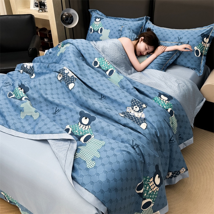 91家纺网 家纺一手货源 找家纺 满羽家纺 2024热款冰丝绸冰豆豆被夏被四件套凉感空调被 呆呆熊蓝