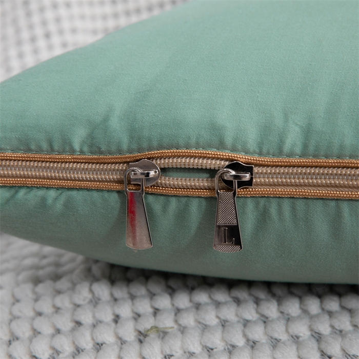 91家纺网 家纺一手货源 找家纺 照世家纺 2024新款时尚简约抗菌棉抱枕被 橄榄绿