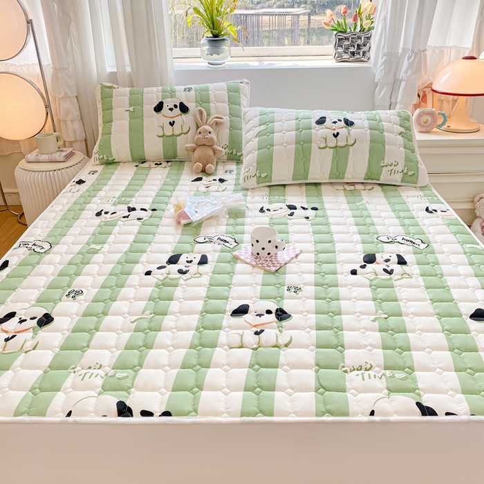 91家纺网 家纺一手货源 找家纺 萌飞2024新款全棉新疆棉花夹棉床垫加厚床褥垫被三件套印花 奶油狗-绿