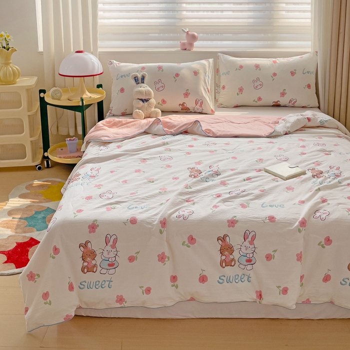 91家纺网 家纺一手货源 找家纺 海岛哥哥 2024新款水洗双层纱超柔单夏被嵌绳款 粉花兔