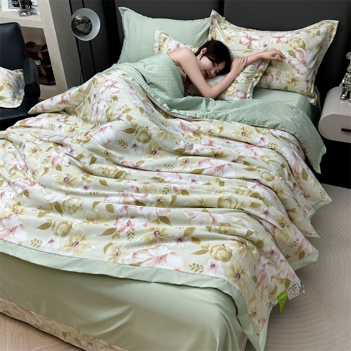 91家纺网 家纺一手货源 找家纺 满羽家纺 2024热款冰丝绸冰豆豆被夏被四件套凉感空调被 馨语浅黄