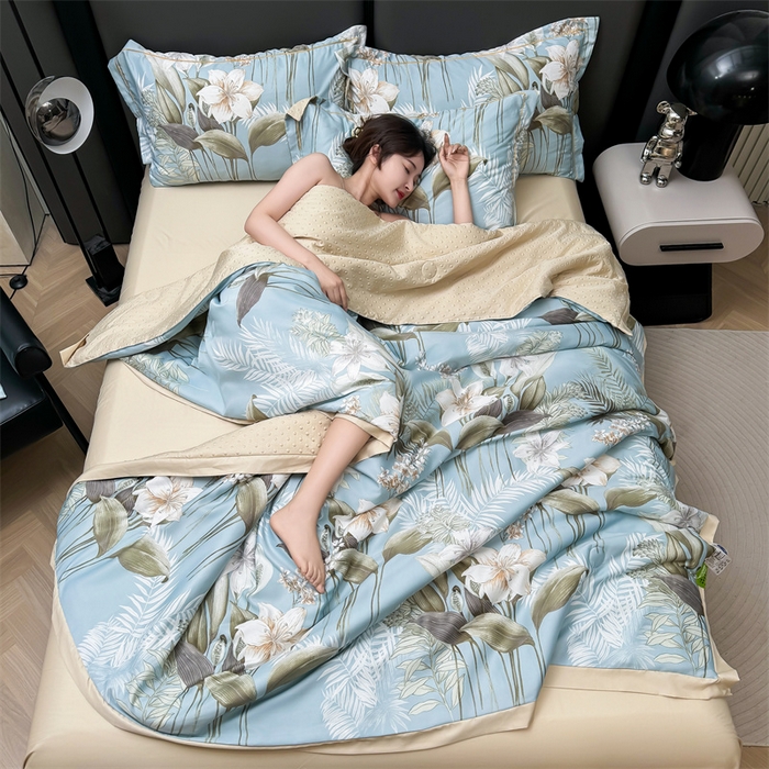 91家纺网 家纺一手货源 找家纺 满羽家纺 2024热款冰丝绸冰豆豆被夏被四件套凉感空调被 花艺满园-浅兰