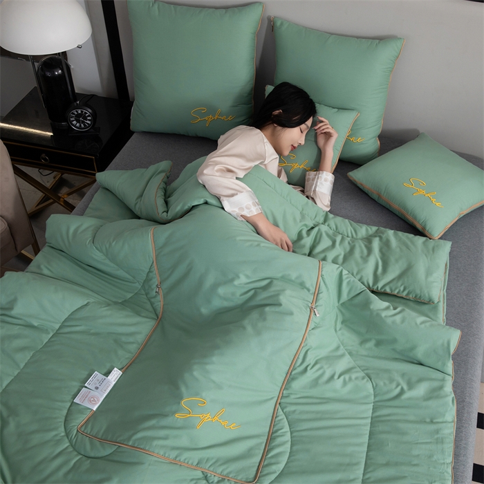 91家纺网 家纺一手货源 找家纺 照世家纺 2024新款时尚简约抗菌棉抱枕被 橄榄绿