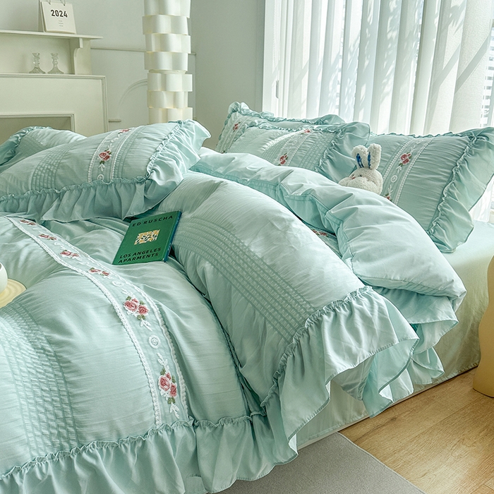 91家纺网 家纺一手货源 找家纺 小主驾到 2024新款公主风水洗棉泡泡纱刺绣蕾丝荷叶边韩版四件套 泡泡纱水绿