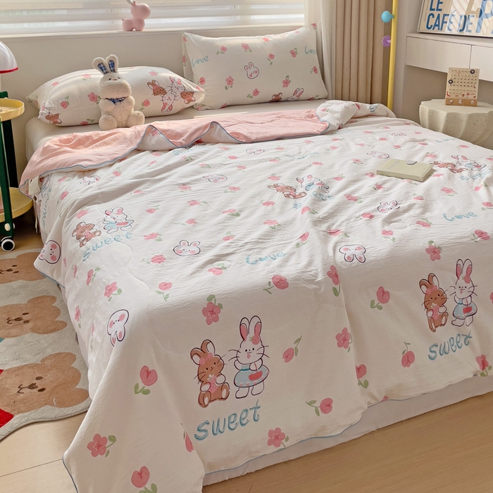 91家纺网 家纺一手货源 找家纺 海岛哥哥 2024新款水洗双层纱超柔单夏被嵌绳款 粉花兔