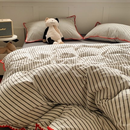 91家纺网 家纺一手货源 找家纺 莱茵家居 2024新款A类多巴胺撞色全棉水洗棉四件套 玫红黑细条