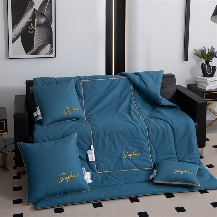 91家纺网 家纺一手货源 找家纺 照世家纺 2024新款时尚简约抗菌棉抱枕被 孔雀蓝