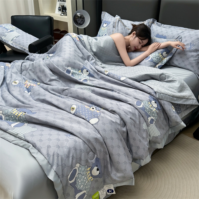 91家纺网 家纺一手货源 找家纺 满羽家纺 2024热款冰丝绸冰豆豆被夏被四件套凉感空调被 呆呆熊 灰