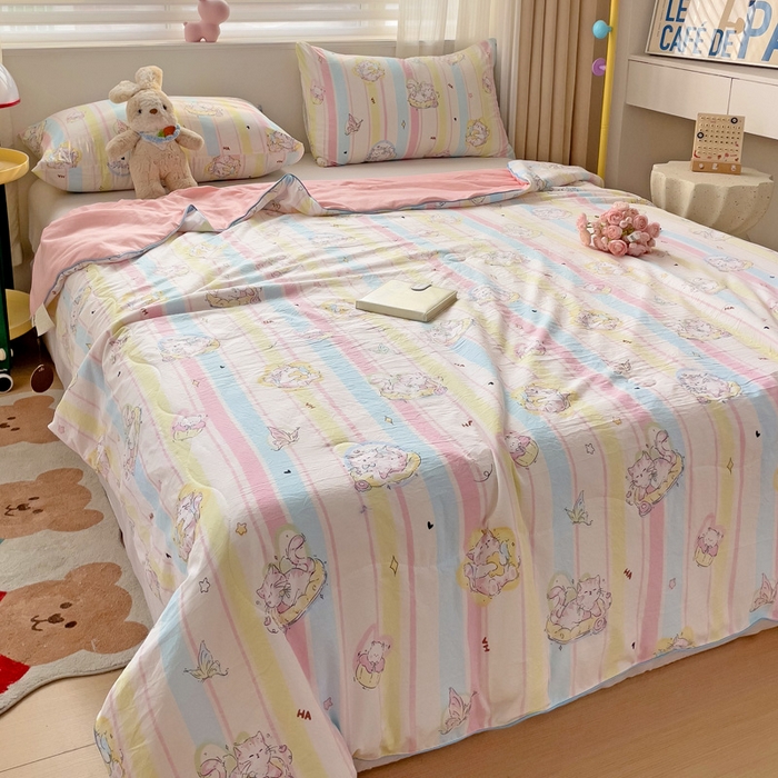 91家纺网 家纺一手货源 找家纺 海岛哥哥 2024新款水洗双层纱超柔单夏被嵌绳款 猫丽塔