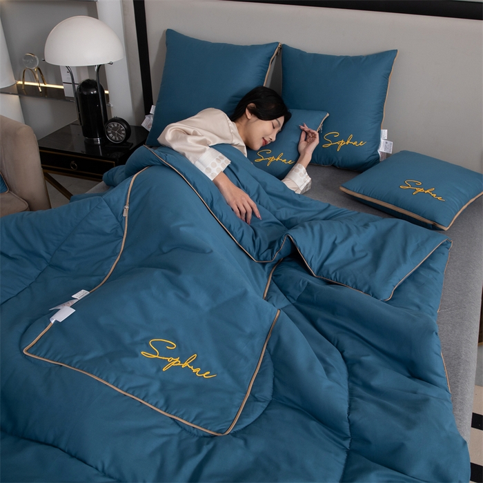 91家纺网 家纺一手货源 找家纺 照世家纺 2024新款时尚简约抗菌棉抱枕被 孔雀蓝