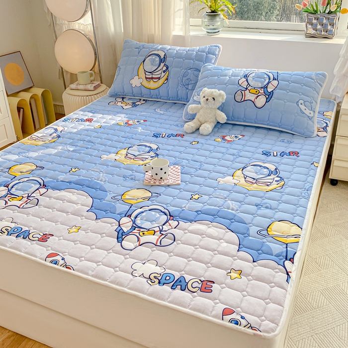 91家纺网 家纺一手货源 找家纺 萌飞2024新款全棉新疆棉花夹棉床垫加厚床褥垫被三件套印花 探索星球