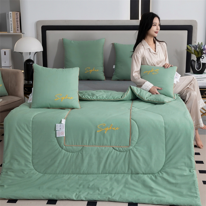 91家纺网 家纺一手货源 找家纺 照世家纺 2024新款时尚简约抗菌棉抱枕被 橄榄绿