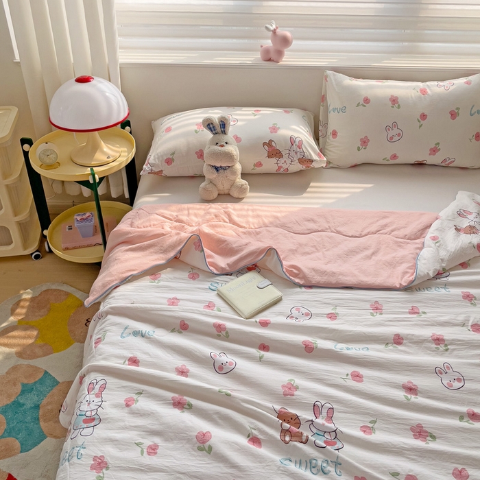 91家纺网 家纺一手货源 找家纺 海岛哥哥 2024新款水洗双层纱超柔单夏被嵌绳款 粉花兔