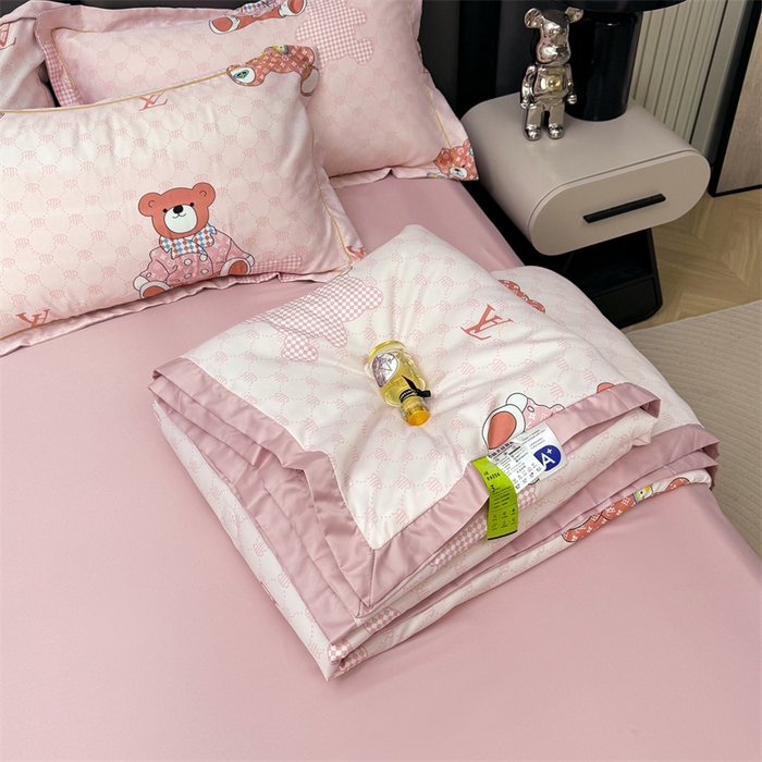 91家纺网 家纺一手货源 找家纺 满羽家纺 2024热款冰丝绸冰豆豆被夏被四件套凉感空调被 呆呆熊 粉