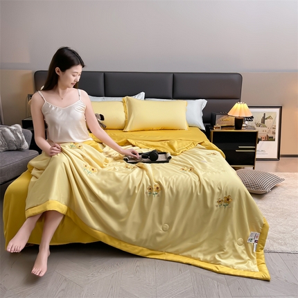 91家纺网 家纺一手货源 找家纺 兄弟坊 2025新款莱赛尔兰精天丝刺绣夏被四件套 阳光花园-米黄