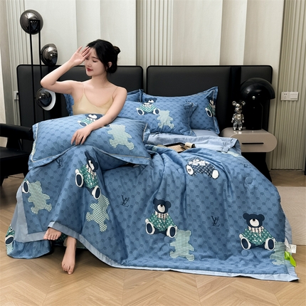 91家纺网 家纺一手货源 找家纺 满羽家纺 2024热款冰丝绸冰豆豆被夏被四件套凉感空调被 呆呆熊蓝