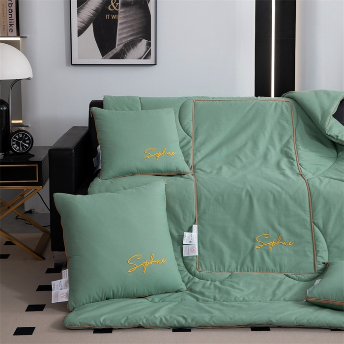 91家纺网 家纺一手货源 找家纺 照世家纺 2024新款时尚简约抗菌棉抱枕被 橄榄绿