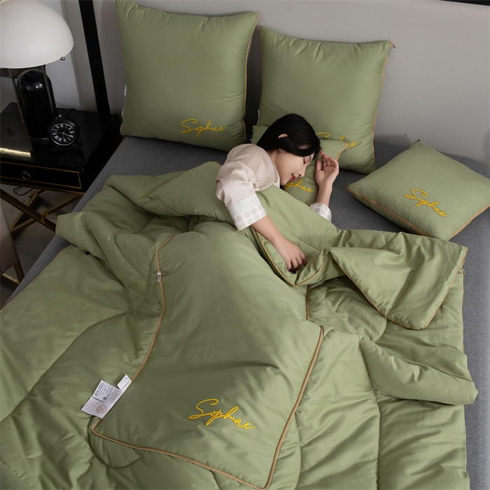 91家纺网 家纺一手货源 找家纺 照世家纺 2024新款时尚简约抗菌棉抱枕被 嫩绿