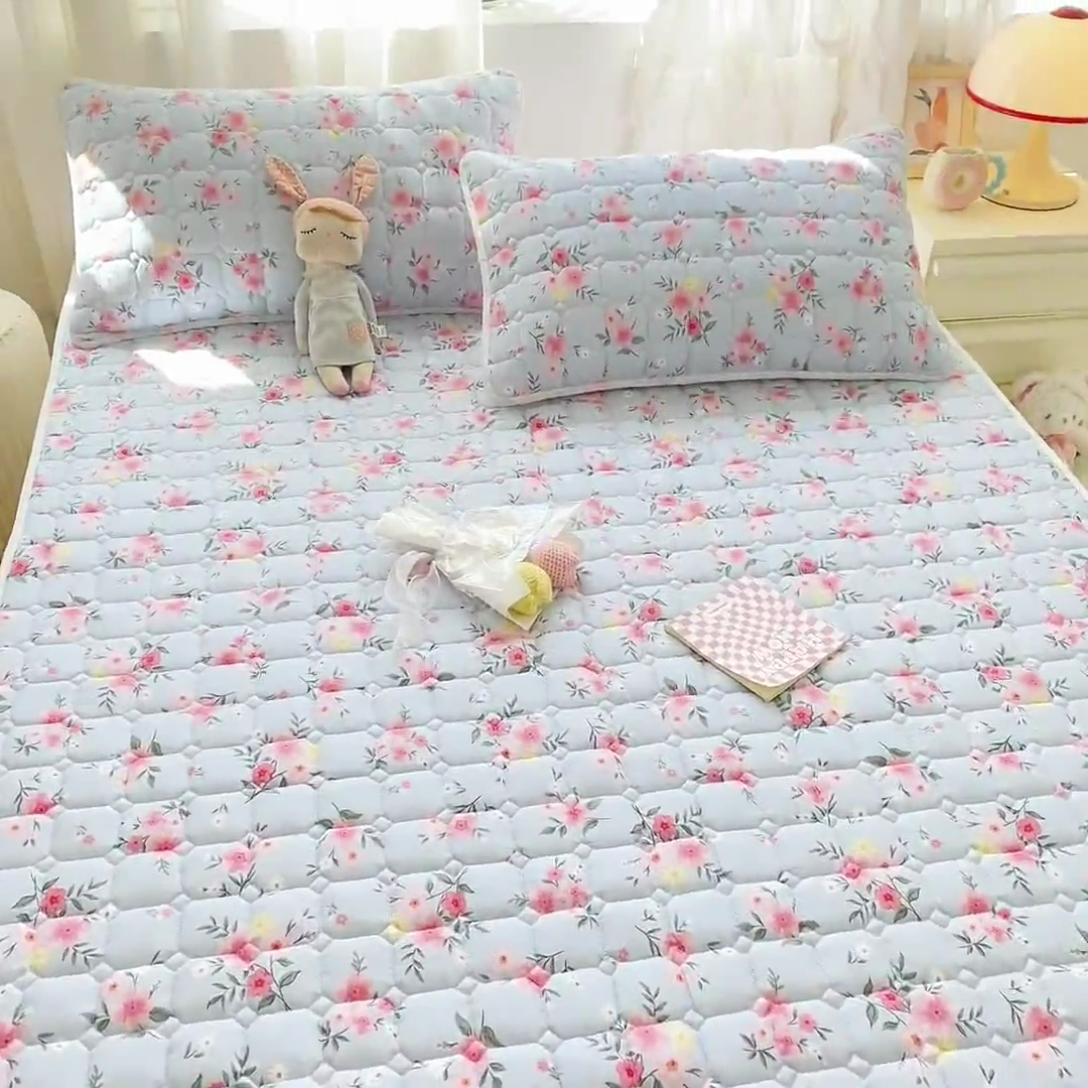 91家纺网 家纺一手货源 找家纺 萌飞2024新款全棉新疆棉花夹棉床垫加厚床褥垫被三件套印花 奶油狗-绿