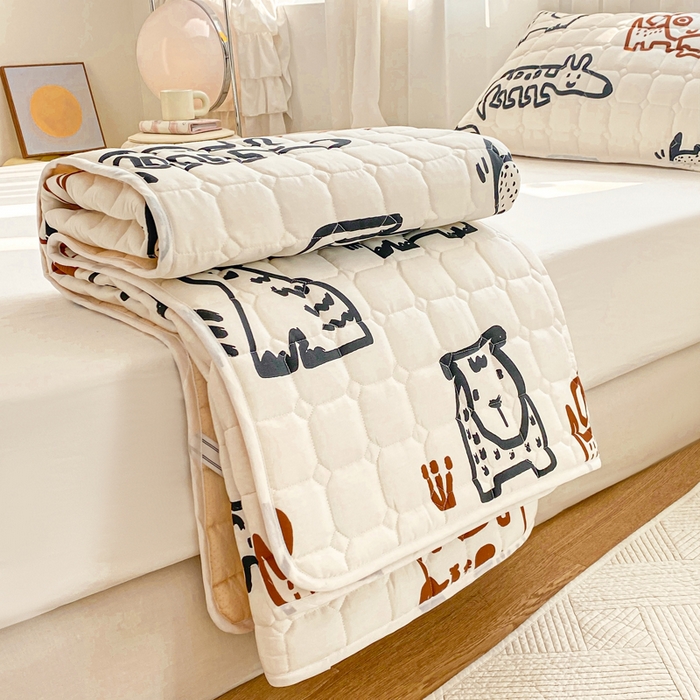 91家纺网 家纺一手货源 找家纺 萌飞2024新款全棉新疆棉花夹棉床垫加厚床褥垫被三件套印花 幼森