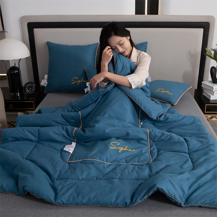 91家纺网 家纺一手货源 找家纺 照世家纺 2024新款时尚简约抗菌棉抱枕被 孔雀蓝