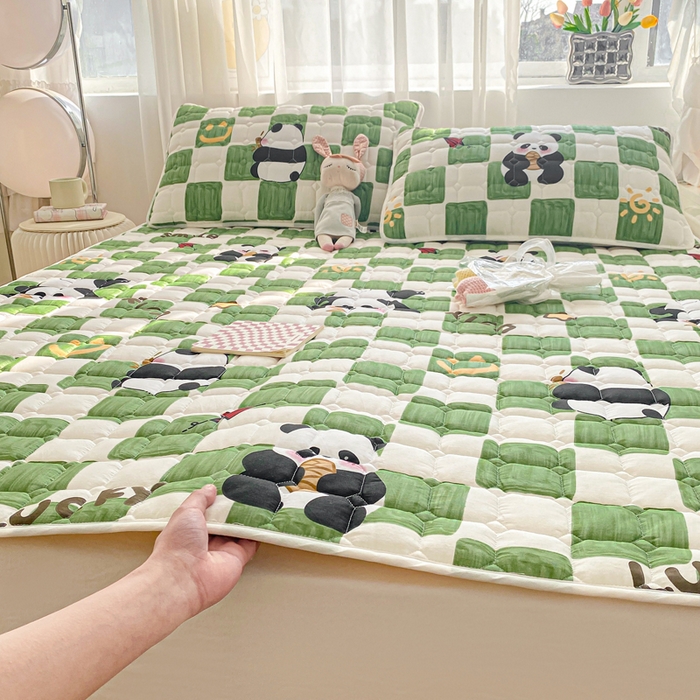 91家纺网 家纺一手货源 找家纺 萌飞2024新款全棉新疆棉花夹棉床垫加厚床褥垫被三件套印花 安逸胖达