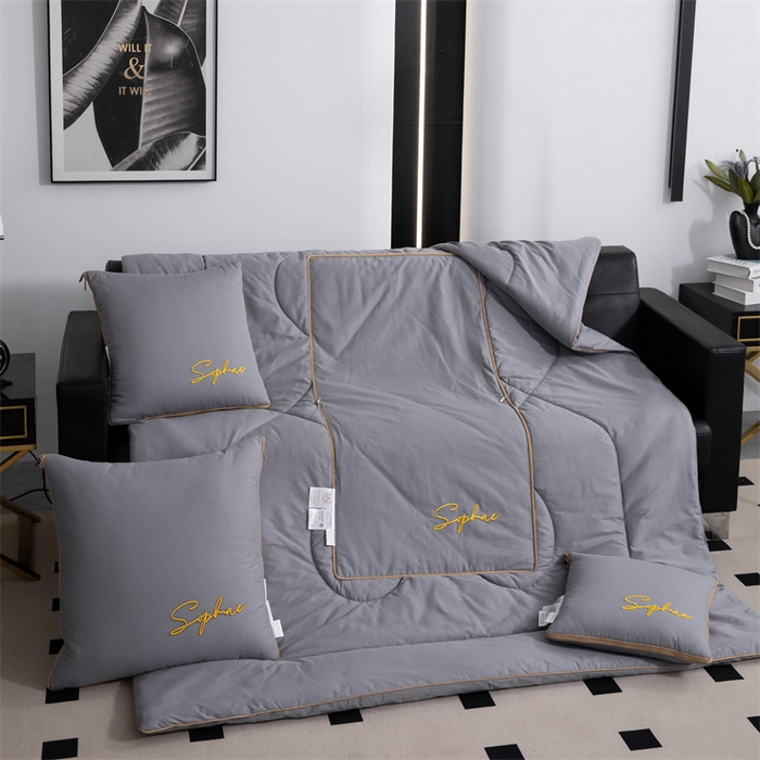 91家纺网 家纺一手货源 找家纺 照世家纺 2024新款时尚简约抗菌棉抱枕被 浅灰