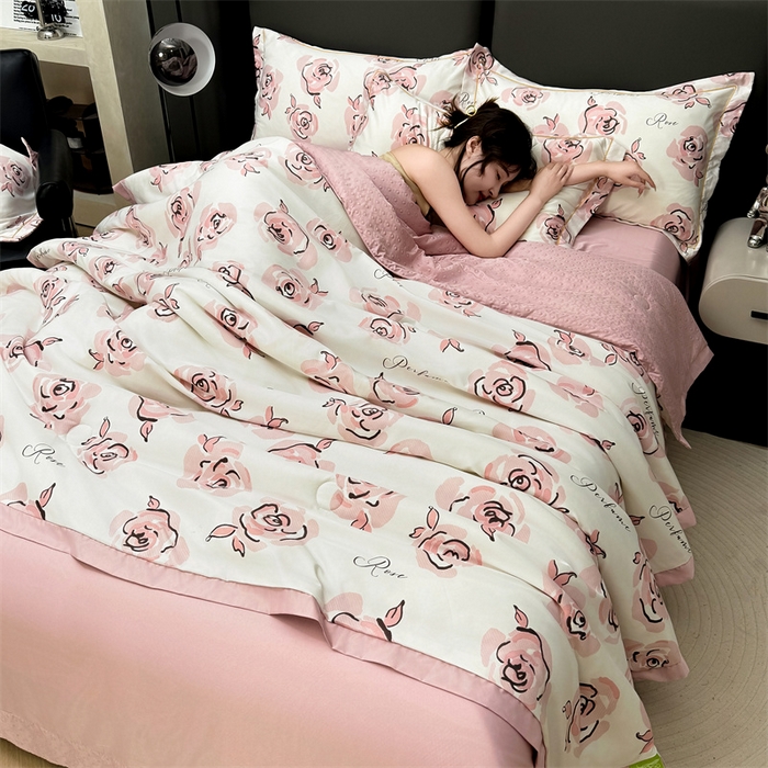 91家纺网 家纺一手货源 找家纺 满羽家纺 2024热款冰丝绸冰豆豆被夏被四件套凉感空调被 浅忆浅粉