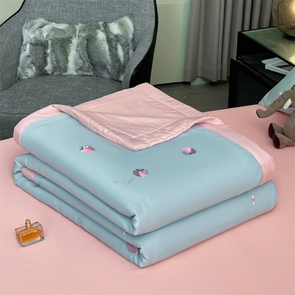 91家纺网 家纺一手货源 找家纺 兄弟坊 2025新款莱赛尔兰精天丝刺绣夏被四件套 蜜桃-冰蓝