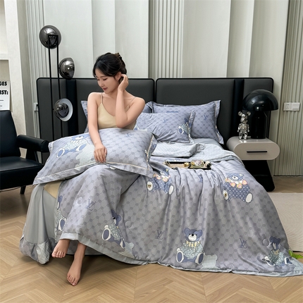 91家纺网 家纺一手货源 找家纺 满羽家纺 2024热款冰丝绸冰豆豆被夏被四件套凉感空调被 呆呆熊 灰
