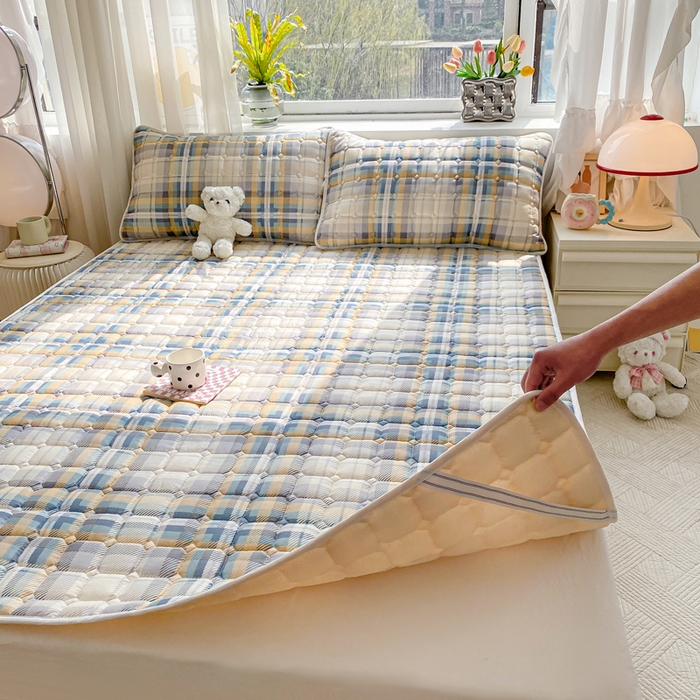 91家纺网 家纺一手货源 找家纺 萌飞2024新款全棉新疆棉花夹棉床垫加厚床褥垫被三件套印花 悠闲格调-浅咖