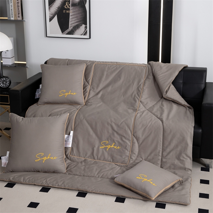 91家纺网 家纺一手货源 找家纺 照世家纺 2024新款时尚简约抗菌棉抱枕被 咖色