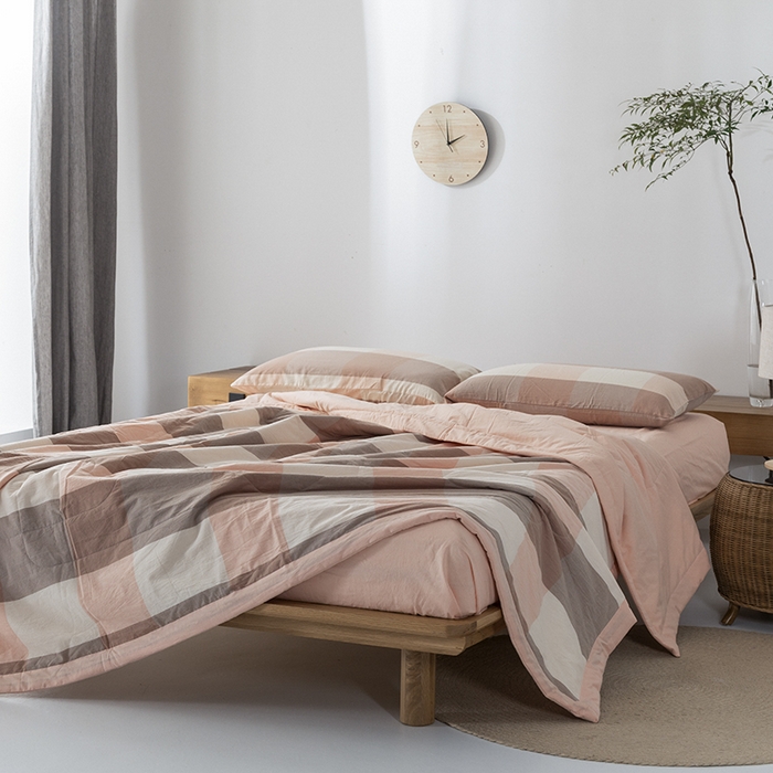 91家纺网 家纺一手货源 找家纺 棉邦 2024新款全棉水洗棉色织夏被四件套 蜜粉大格