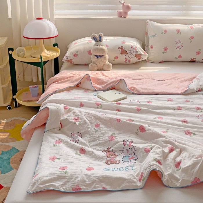 91家纺网 家纺一手货源 找家纺 海岛哥哥 2024新款水洗双层纱超柔单夏被嵌绳款 粉花兔