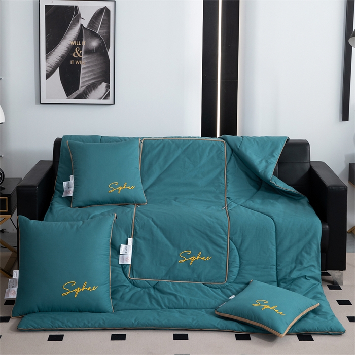 91家纺网 家纺一手货源 找家纺 照世家纺 2024新款时尚简约抗菌棉抱枕被 湖蓝