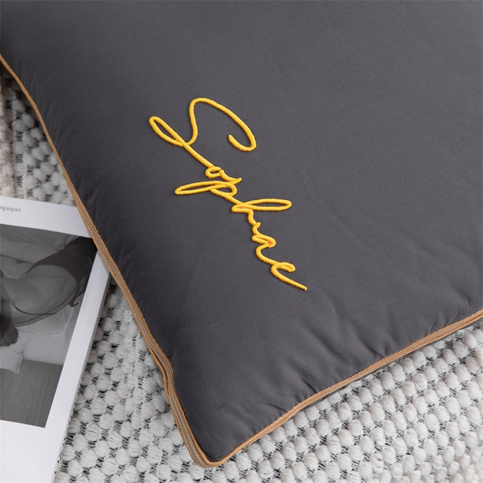 91家纺网 家纺一手货源 找家纺 照世家纺 2024新款时尚简约抗菌棉抱枕被 深灰