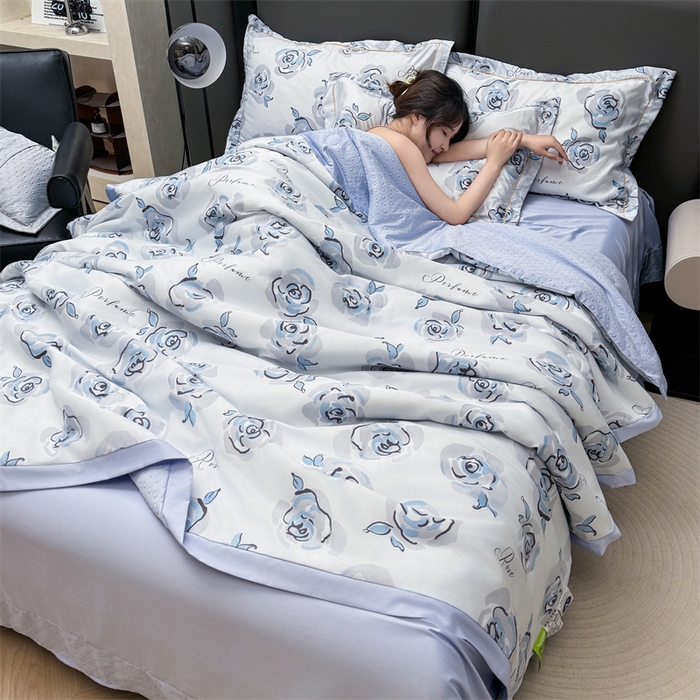 91家纺网 家纺一手货源 找家纺 满羽家纺 2024热款冰丝绸冰豆豆被夏被四件套凉感空调被 浅艺 浅兰