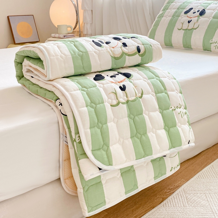 91家纺网 家纺一手货源 找家纺 萌飞2024新款全棉新疆棉花夹棉床垫加厚床褥垫被三件套印花 奶油狗-绿