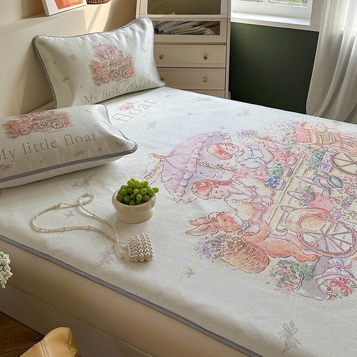 91家纺网 家纺一手货源 找家纺 萝莉家纺 2024新款大版冰丝凉席床席床笠款 我心爱的小花车-平席款 