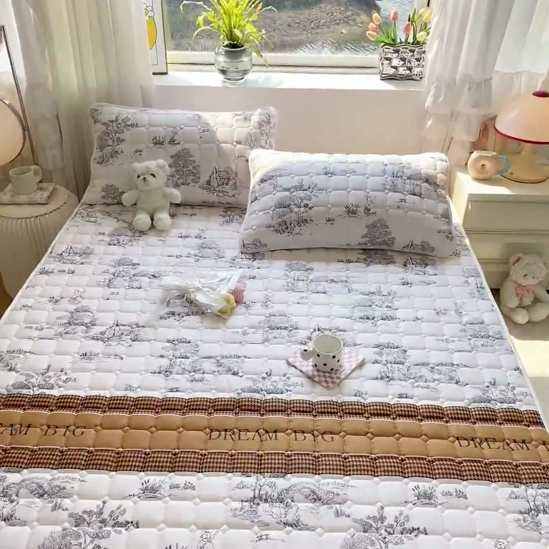 91家纺网 家纺一手货源 找家纺 萌飞2024新款全棉新疆棉花夹棉床垫加厚床褥垫被三件套印花 宁静生活