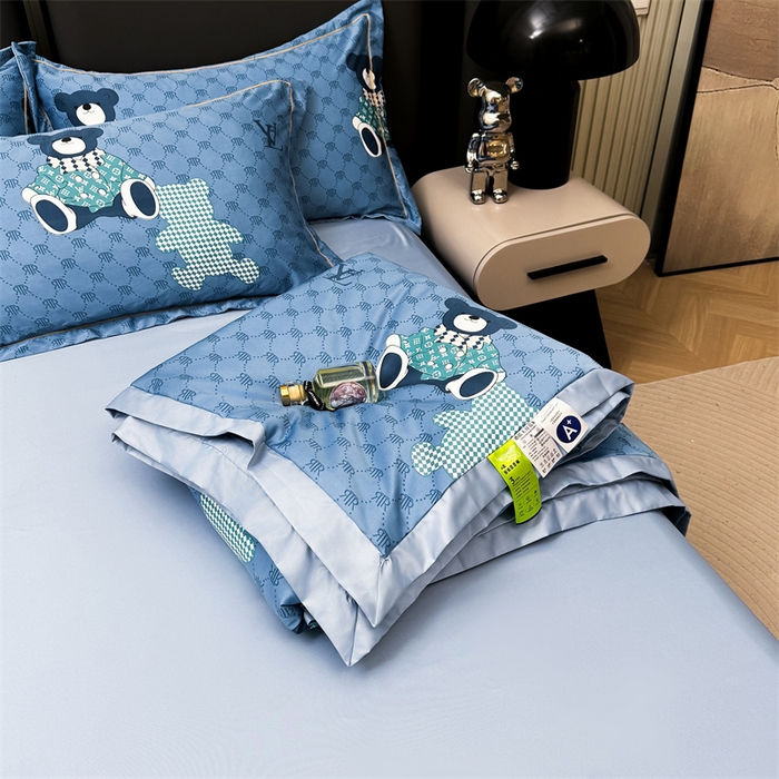 91家纺网 家纺一手货源 找家纺 满羽家纺 2024热款冰丝绸冰豆豆被夏被四件套凉感空调被 呆呆熊蓝