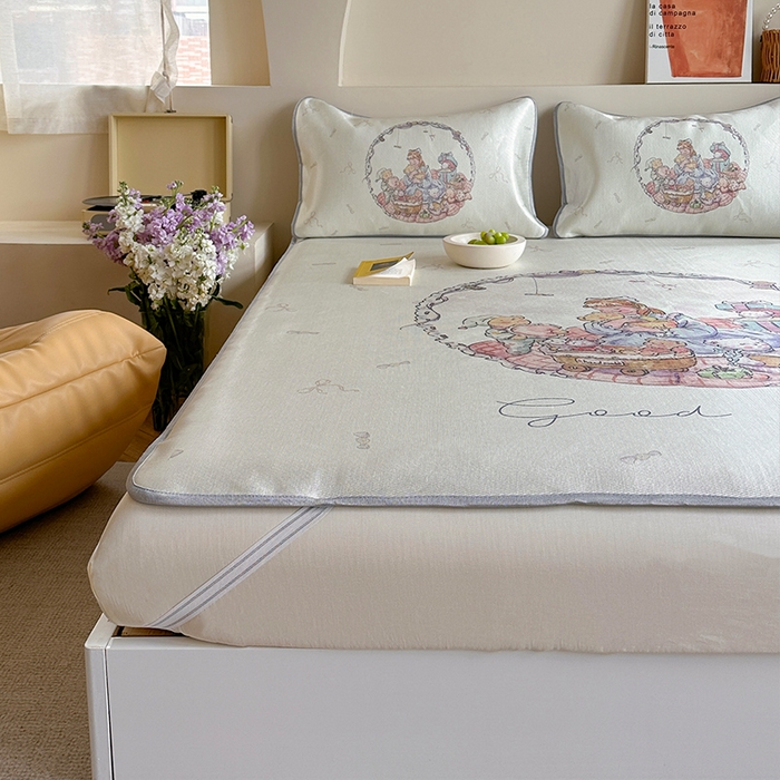 91家纺网 家纺一手货源 找家纺 萝莉家纺 2024新款大版冰丝凉席床席床笠款 我和我的玩具小熊们-平席款 