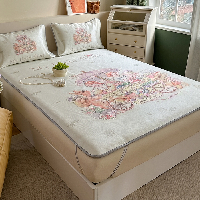 91家纺网 家纺一手货源 找家纺 萝莉家纺 2024新款大版冰丝凉席床席床笠款 我心爱的小花车-平席款 