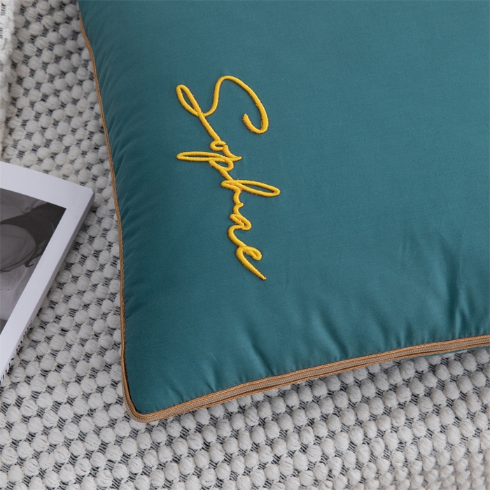 91家纺网 家纺一手货源 找家纺 照世家纺 2024新款时尚简约抗菌棉抱枕被 湖蓝