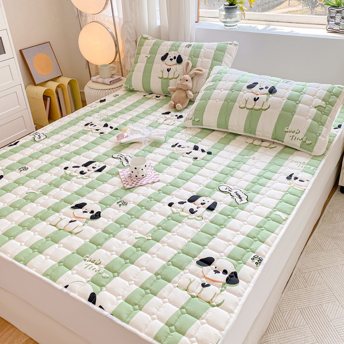 91家纺网 家纺一手货源 找家纺 萌飞2024新款全棉新疆棉花夹棉床垫加厚床褥垫被三件套印花 奶油狗-绿