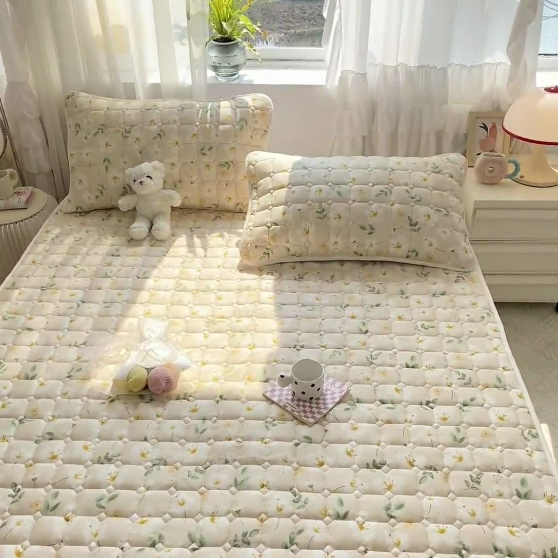 91家纺网 家纺一手货源 找家纺 萌飞2024新款全棉新疆棉花夹棉床垫加厚床褥垫被三件套印花 伊莲恩-咖